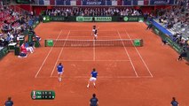 Nicolas Mahut joue au tennis depuis les tribunes