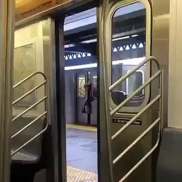 Elle reste la tête coincée entre les portes du métro et personne ne vient l'aider