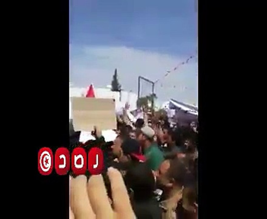 محاولة اقتحام ولاية #القيروان ورفع شعار  الشعب يريد اسقاط النظام ..