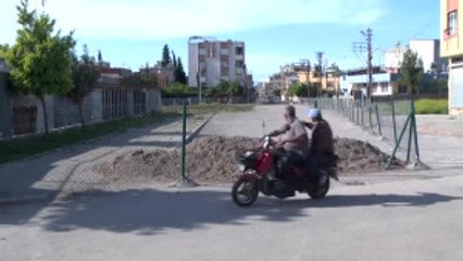 Arsasından Geçtiğini Iddia Ettiği Yolu Trafiğe Kapattı