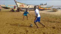 Jóvenes liberianos encuentran en la playa el lugar para mejorar su fútbol