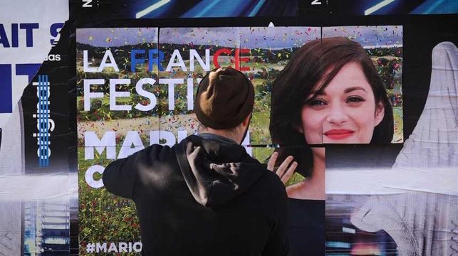 On a suivi les street artists parisiens qui détournent et réinventent l'affichage électorale