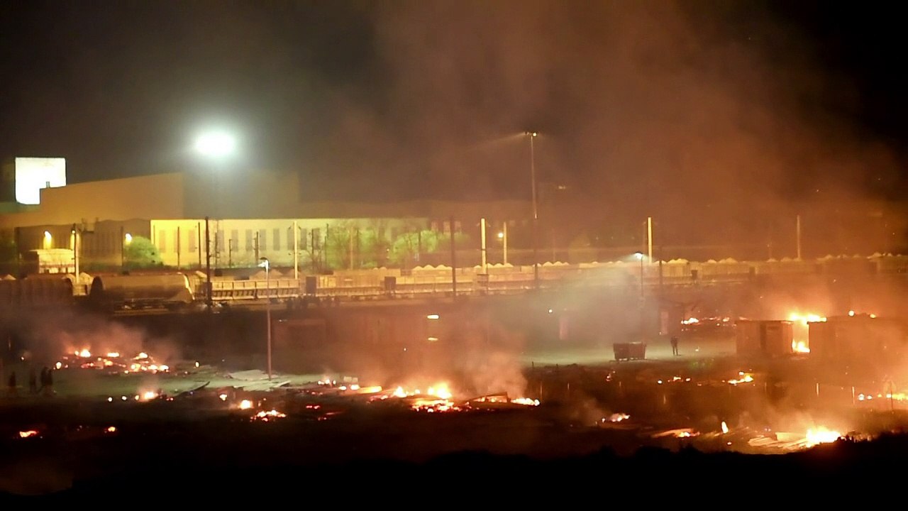 Flüchtlingslager in Frankreich durch Großbrand zerstört