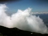 羊蹄山頂晴れて20110701 Singing at the top of Mt.Yotei