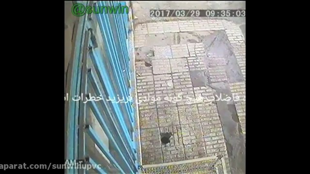 Il jette son mégot de clope dans un trou sur le trottoirs et regardez ce qu'il se passe... BOOOOOM