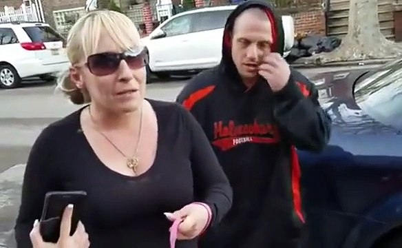 Elle va devoir ramasser les crottes de son chien dans la rue... Bien fait