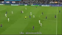Lionel Messi takes a mid-range free kick - Juventus 2-0 Barcelona 11.04.2017