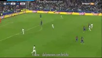 Sami Khedira fires the ball towards goal from just outside the penalty area - Juventus 2-0 Barcelona 11.04.2017