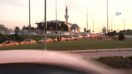 Havalimanı Taksicilerinden Başbakan'a "Evet" Konvoylu Destek