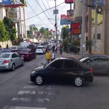 Yaya Geçidini İşgal Eden Sürücüye Gençler Tepkisini Bakın Nasıl Gösterdi!