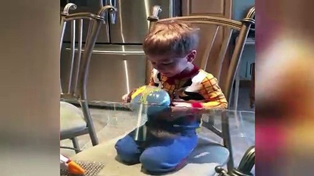 Cet enfant a une astuce originale pour ouvrir un œuf de Pacques