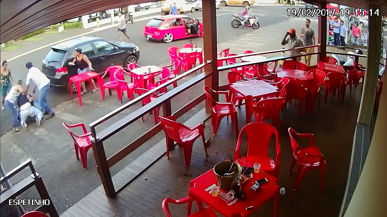 Mulher apanha marido com amante em bar e acaba tudo à pancada