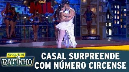 Casal surpreende com número circense