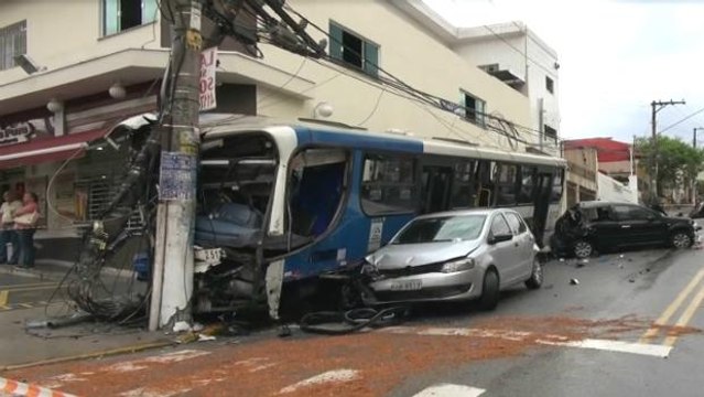 Ônibus sem freio bate em sete carros e fere nove pessoas em São Paulo