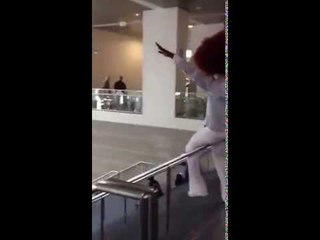 E3 2012 : Les danseurs s'amusent avant de passer sur scène !! - jeuxvideo.com