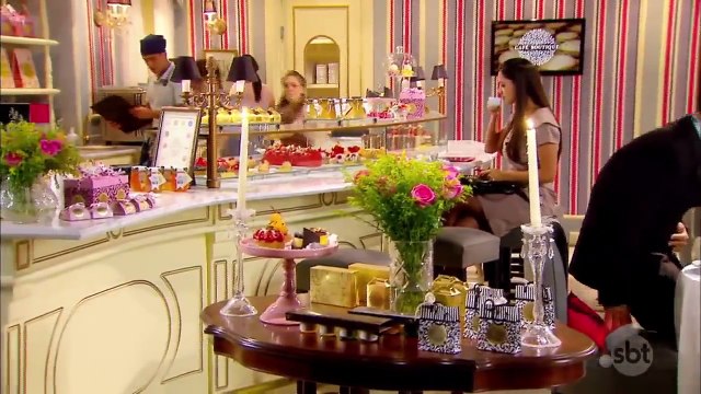 Chiquititas (16/12/16) - Beto rouba beijo de Clarita no Café