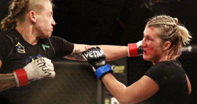 Kadın Dövüşçü Gardını İndirince Yumruk Üstüne Yumruk Yedi