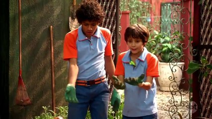 Chiquititas (04/11/16) - Capítulo 40 - Rafa cava buraco gigantesco em horta