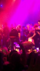 Un rappeur et son crew eclatent un fan sur scène...