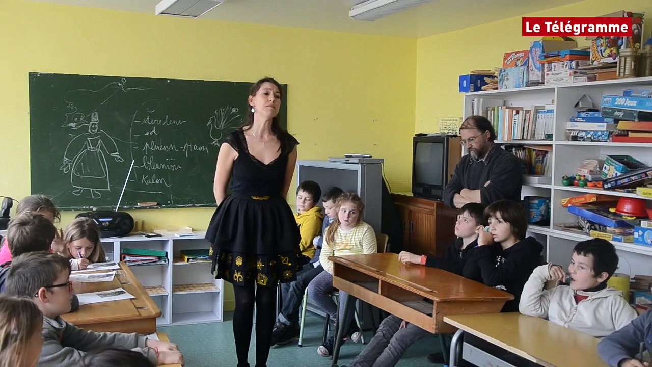 Ecole Diwan. La chanteuse Gwennyn au diapason des Puces de Couturières