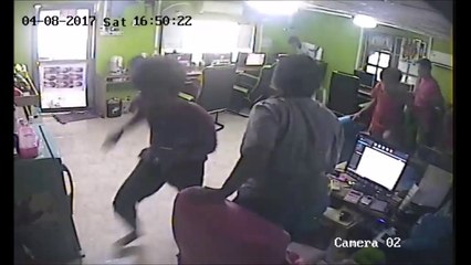 Attaque d'un serpent dans un cyber café au Vietnam !