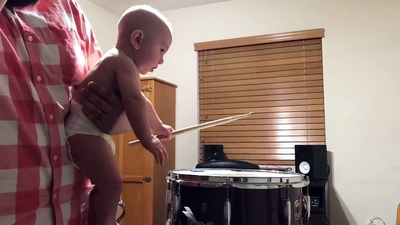 Premier solo de batterie... d'un bébé !