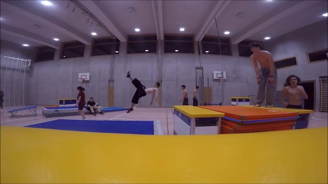 Il se la pète et s'éclate au sol : backflip raté !! FAIL !!