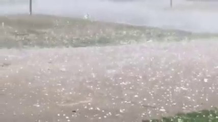 Tempête de grêle monstrueuse.. traînez pas dessous !
