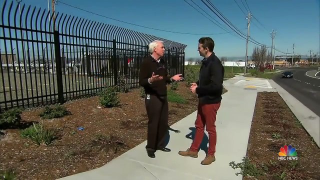 Tajno je sadio cveće na mestu gde mu je sin poginuo, a onda je našao ovu poruku!