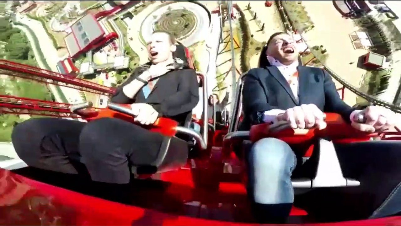 Le gars se prend un pigeon en pleine tête pendant un tour de montagne russe