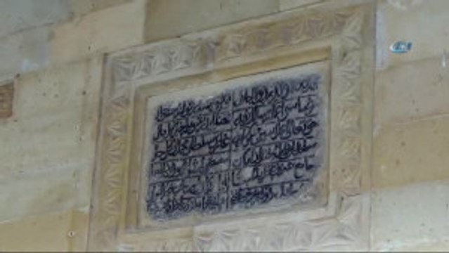 Asırlık Dut Ağacının Gölgesinde Asırlık Cami