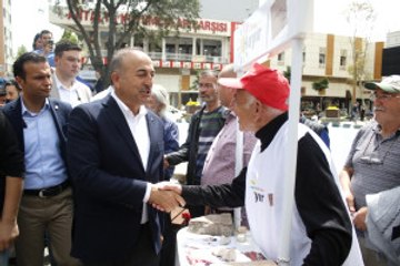 Bakan Çavuşoğlu, "Hayır" Standını Ziyaret Etti
