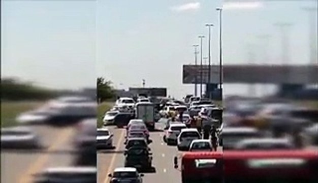 Ladrones hacen saltar por los aires un furgón blindado en plena autopista