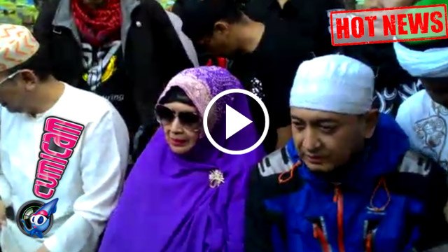 Hot News! Nyekar ke Makam Alm Ustad Uje, Tangis Ibunda Pecah - Cumicam 12 April 2017