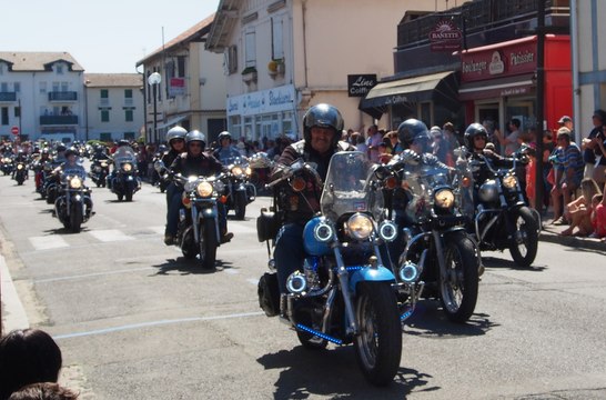 SOUSTONS défilé des Harley Davidson d 'Ocean Bikers a la Fête de la tulipe 2017 - HD 720p