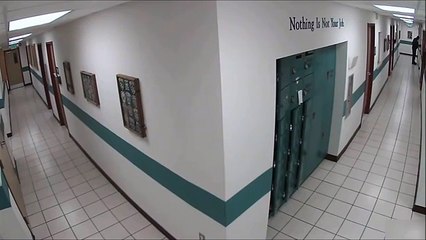 ce qui terrorise ce gardien de prison est juste ouf ... !