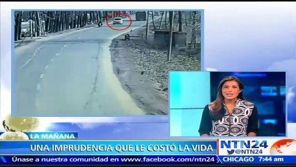Fatal imprudencia: Conductor de una bicicleta eléctrica en China perdió la vida al estrellarse contra un vehículo
