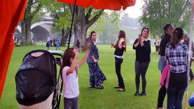 Islak Roman kızları döktürüyor - Çayır çimen roman havası