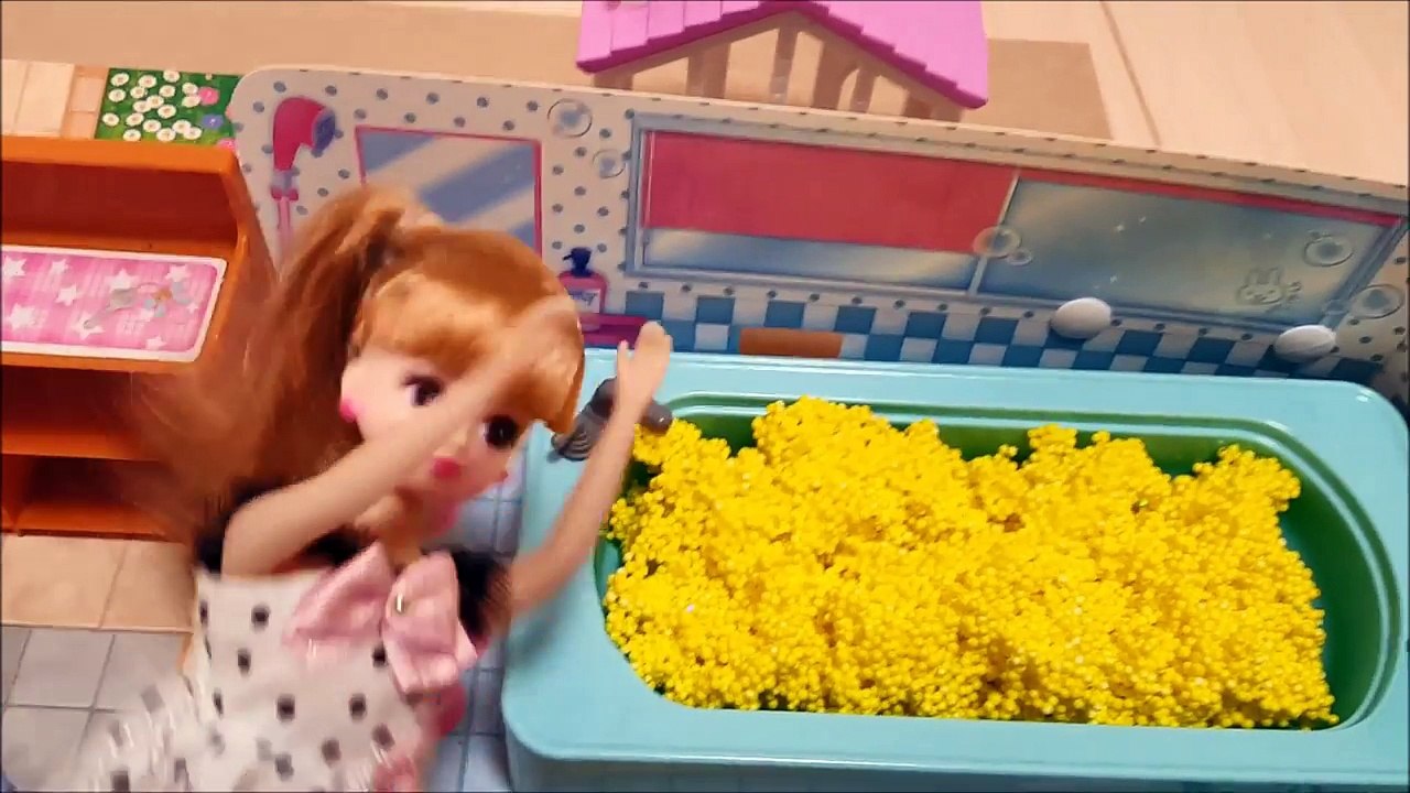 リカちゃんお風呂でビックリ！泡のお風呂に入ったよ！ ❤ 水遊び 子供向け おもちゃ アニメ キ...