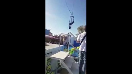 Accident à la Foire du Trône à Paris: Une jeune femme est suspendue dans le vide par les pieds.