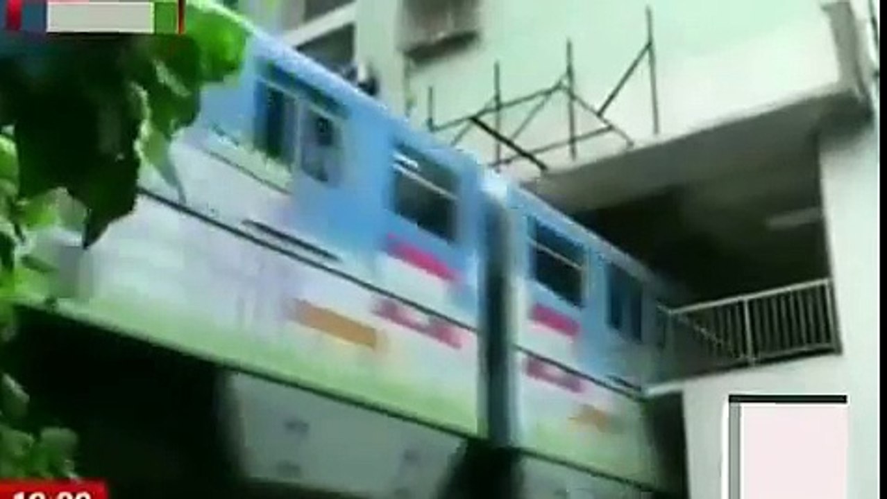 Train goes THROUGH a block of residential building in China's mountain city Chongqing