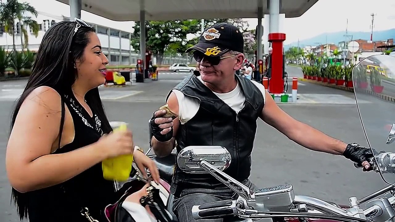 Le hace falta un beso, Parodias, Rastrojo, Música Nueva