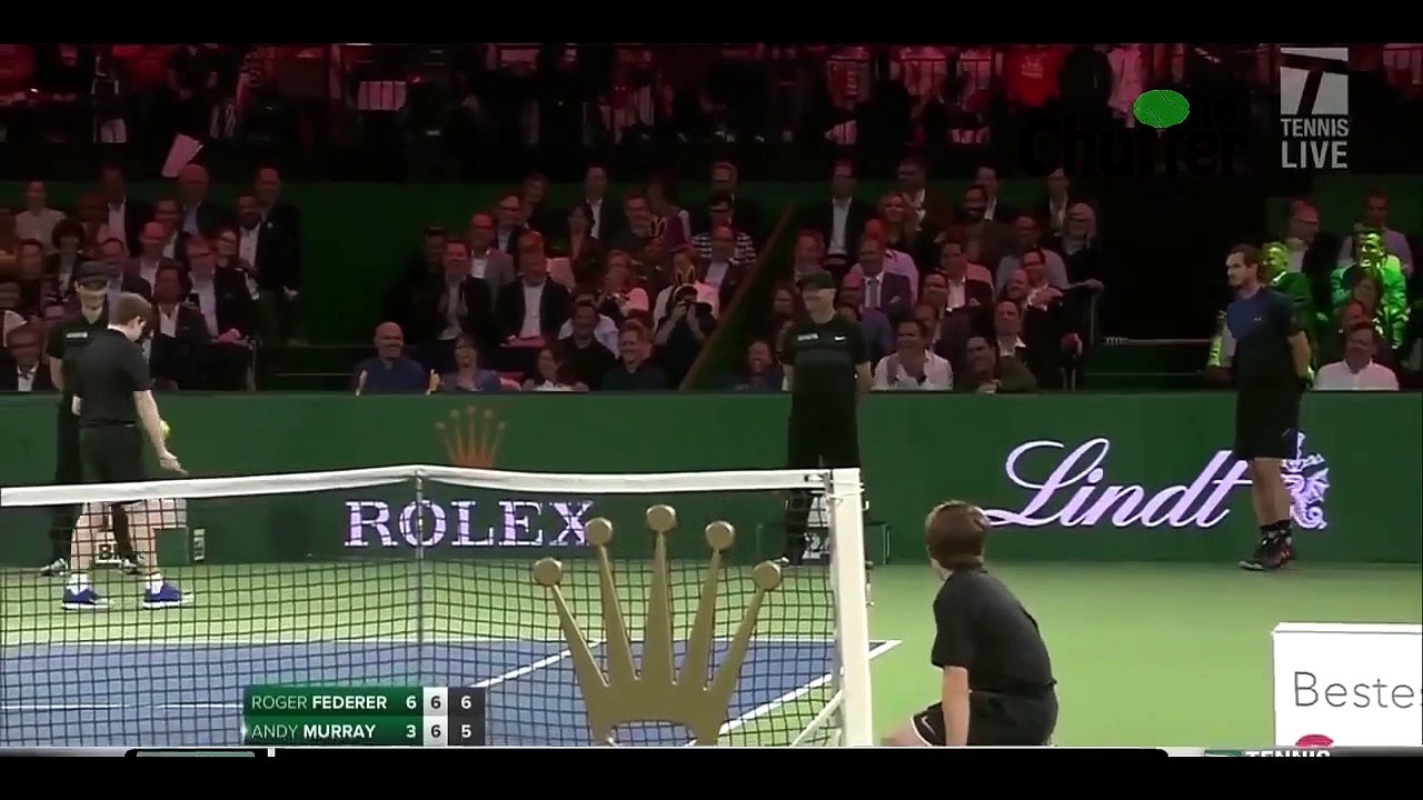 Le tennisman Andy Murray laisse un ramasseur de balles le remplacer et jouer contre Roger Federer