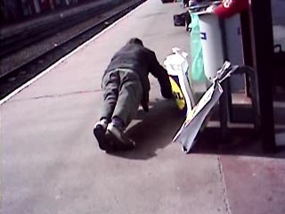 un charclo fait des pompes a la gare chateaucreux