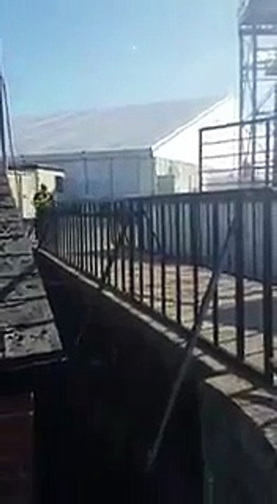 Une belle chute à vélo pour ce policier !