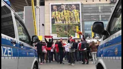 Bufandas hermanadas y camisetas de Bartra para un partido bajo alarma