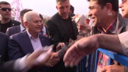 Başbakan Yıldırım, Bayraklı'da Bir Taksi Durağını Ziyaret Etti