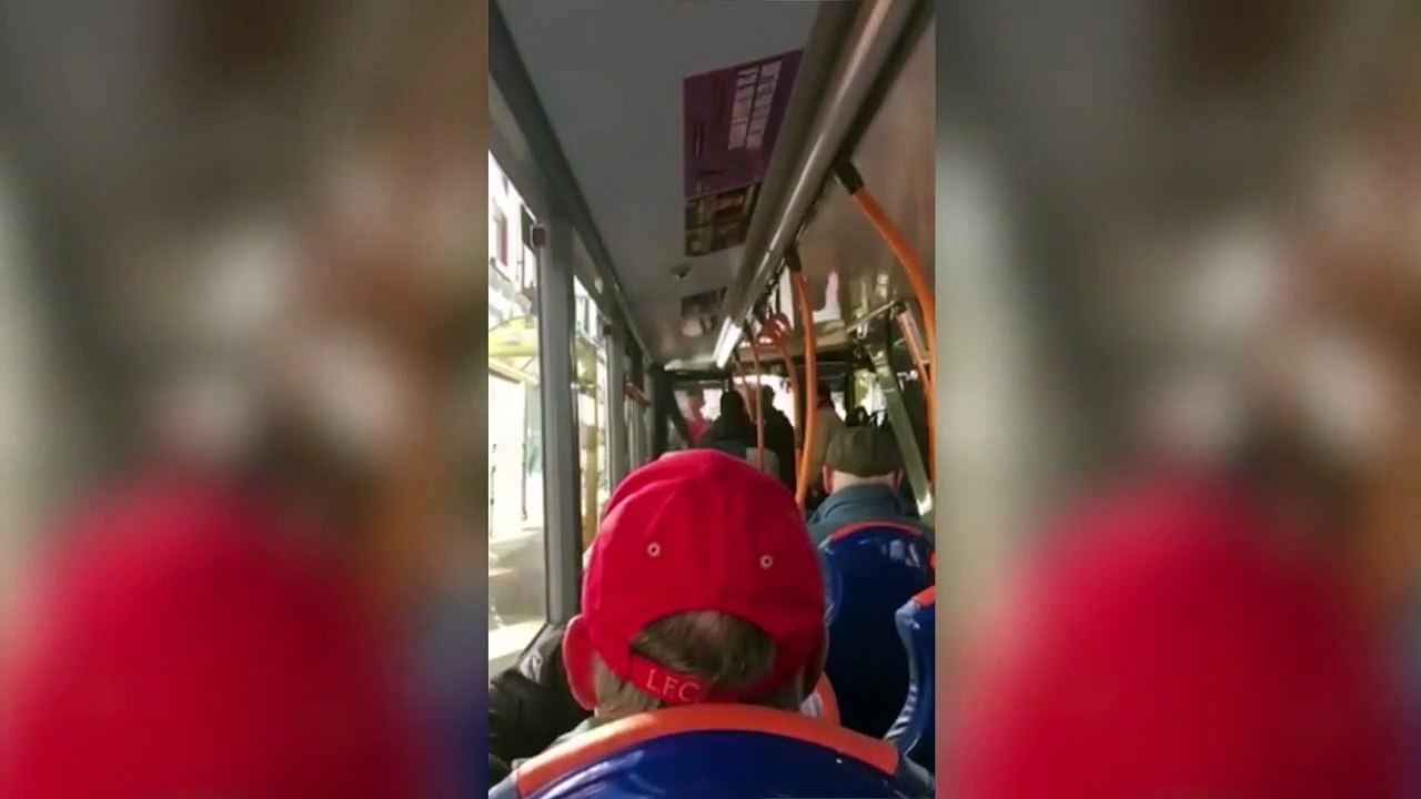 Fallait pas énerver le chauffeur du bus Il met une grosse raclée à un gars un peu agressif