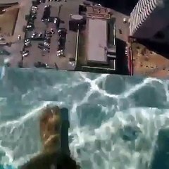 Piscina con cristal como fondo nueva atracción en edificio de Houston