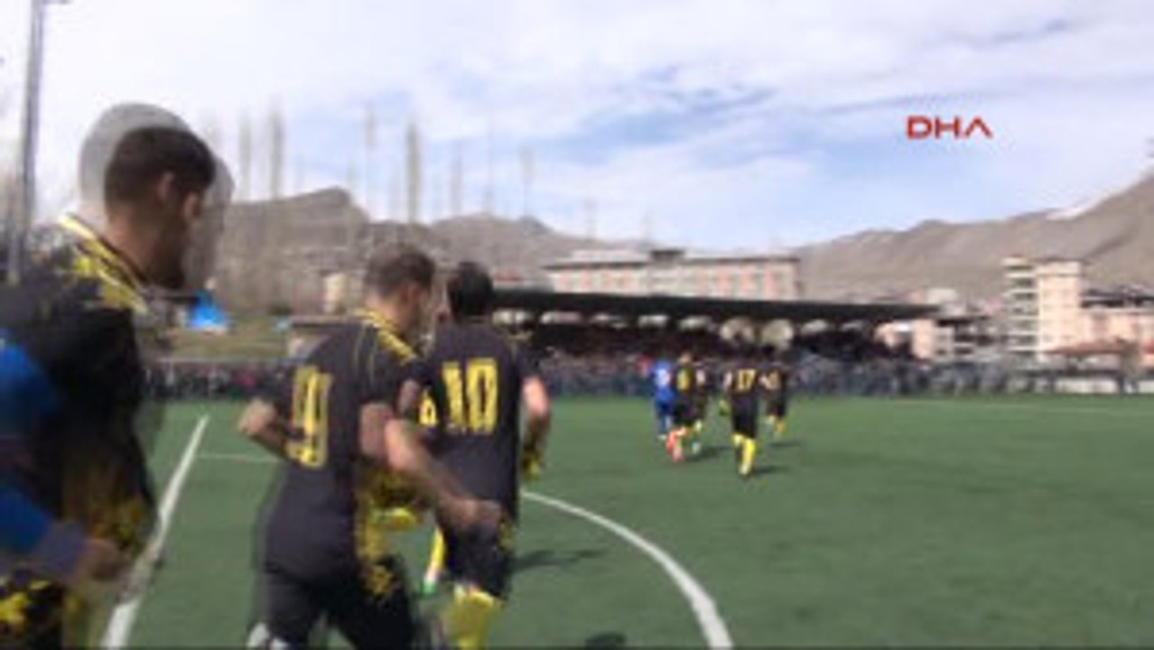 Hakkari Yüksekova Maçında 'Polis Haftanız Kutlu Olsun' Pankartı